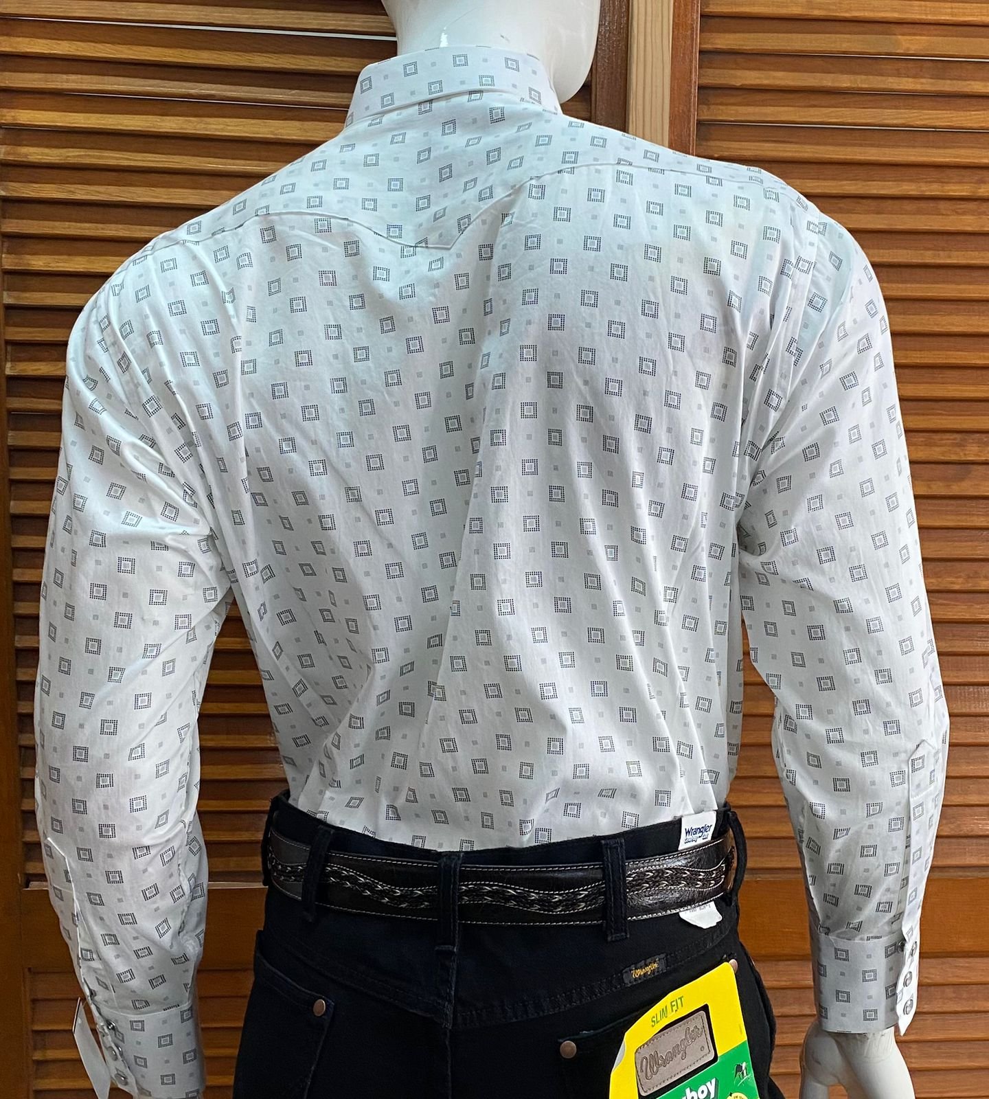 Camisa blanca con cuadros negros hotsell