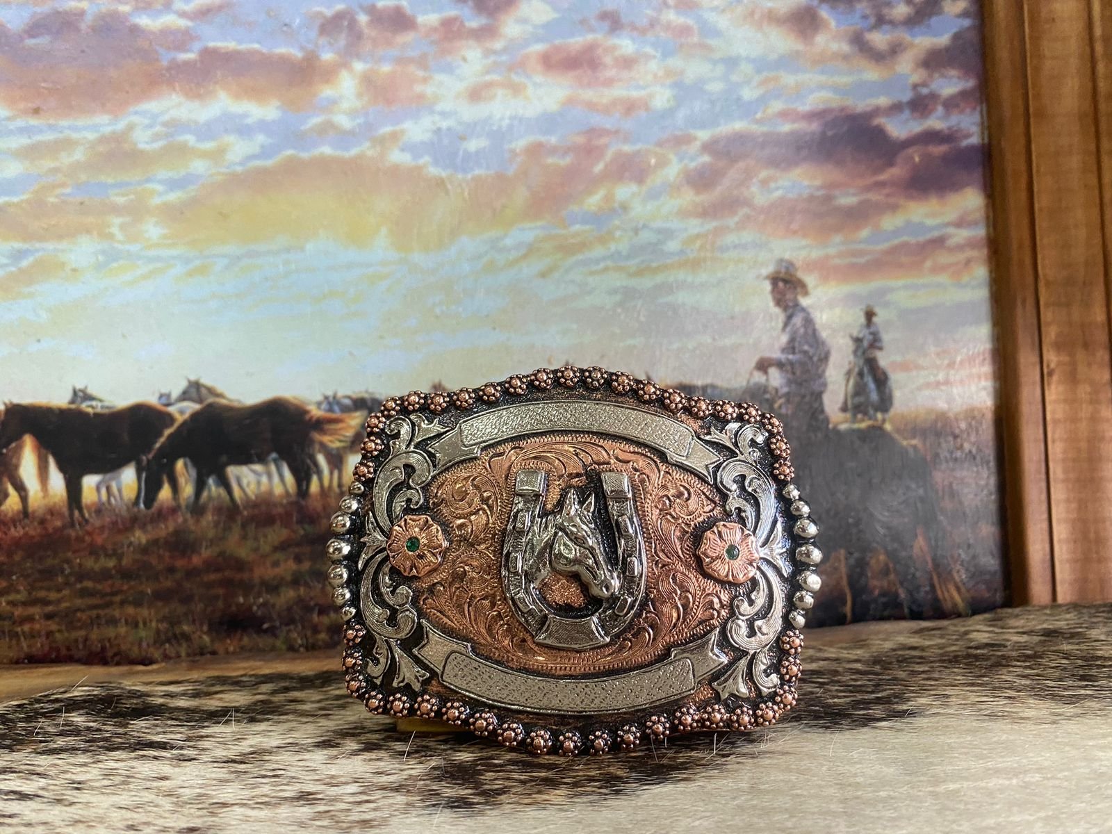 HEBILLA CABALLERO COLOR COBRE HERRADURA CON CABALLO DETALLES VERDES 1