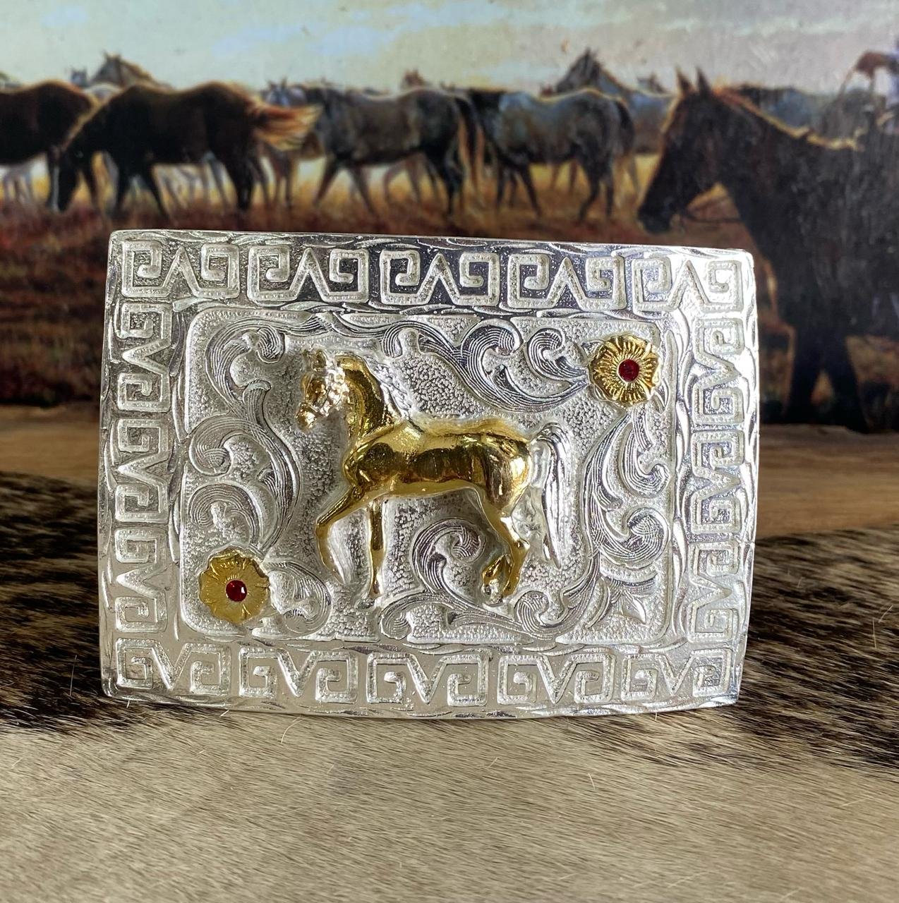 HEBILLA CABALLERO RECTANGULAR COLOR PLATA CON CABALLO Y FLORES CON DETALLE ROJO 1