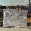 Hebilla Caballero Rectangular Color Plata con Caballo y Flores con Detalle Rojo - Imagen 3